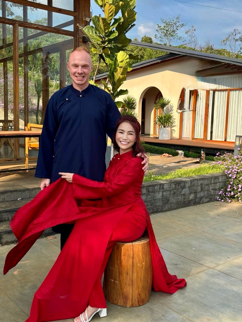 Clément & Sophia en áo dài rouge assis