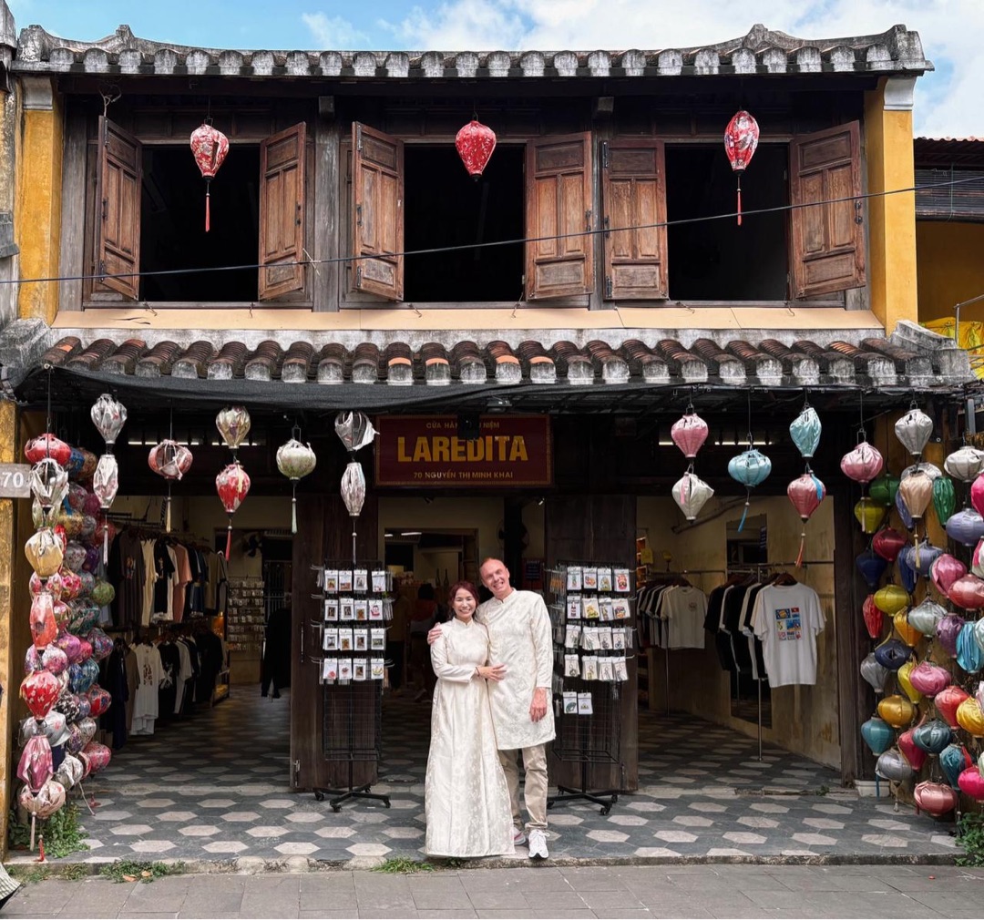 Clément & Sophia en áo dài blanc, boutique Laredita
