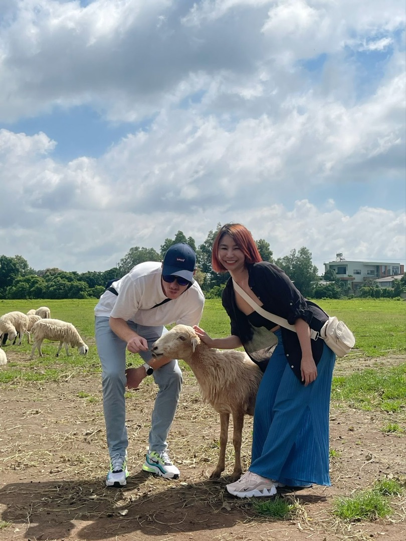 Clément & Sophia avec un mouton