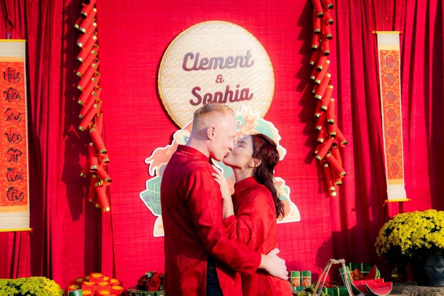 Clément & Sophia en áo dài rouge